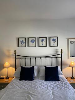 Beer Bakery Cottages - Charming Cottage Retreat - 2 mins from Beach with Car Parking space - 5