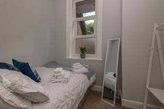 Contractors Business and Families enjoy Fast WiFi Large Screen Smart TV and SKY Sports in this Spotless apartment - 8