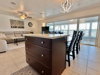 Penthouse Shores 303 - 4