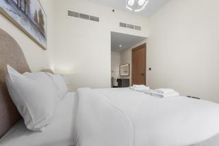 Bright Designer Stay in Luxurious Comfort - 8