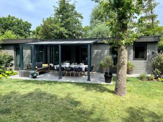 Peace and quiet and green near the lake and the sea! 7 people - 6