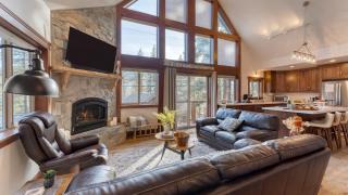 Denton by AvantStay Hot Tub Deck w Fire Pit Near Skiing Lake - 3