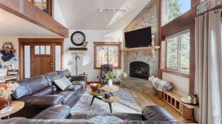 Denton by AvantStay Hot Tub Deck w Fire Pit Near Skiing Lake - 4