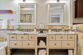 Modern 4BR Home w WiFi by Dell Diamond - 6
