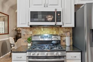 Modern 4BR Home w WiFi by Dell Diamond - 4