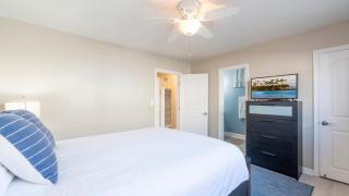 Sleeps 18 Dock Walk to Beach Balboa Fun Zone Dining Edgewater Place - 1