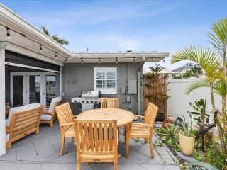 Mookies Beach House - 9