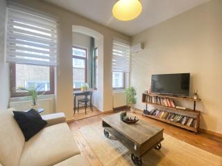 Authentic 1BR Beyoğlu Flat - Walk to İstiklal - 1