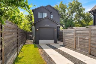 Modern Family Comfort 2BR 2 5BA Sleeps 6 - 0