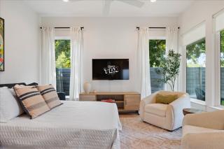 Modern Family Comfort 2BR 2 5BA Sleeps 6 - 5