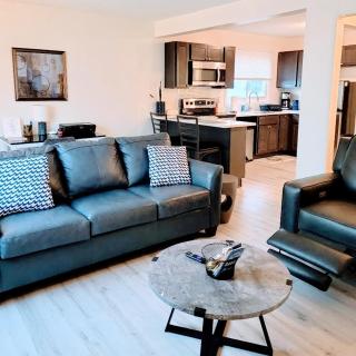 Webster Hill Suites - Inviting Comfort with Office Essentials - 7