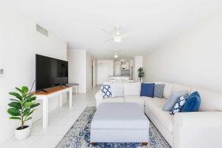 CBD Apartment w River Views Pool & Parking - 9