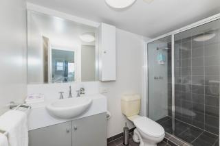 CBD Apartment w River Views Pool & Parking - 3