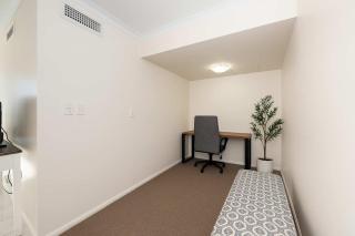 CBD Apartment w River Views Pool & Parking - 1