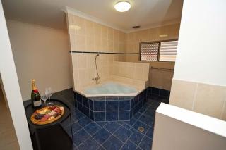 Grand Riverside Retreat in Annandale & Space for All - 4