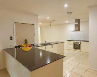Grand Riverside Retreat in Annandale & Pet Friendly Space for All in Townsville - 2