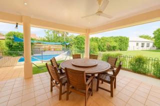 Grand Riverside Retreat in Annandale & Pet Friendly Space for All in Townsville - 9