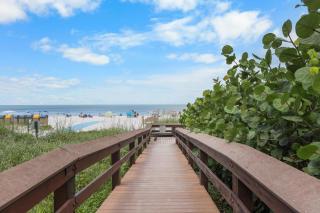 Luxurious beachfront condo with glorious ocean views - 2