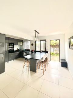 Appartement chaleureux avec jardin et piscine - 1