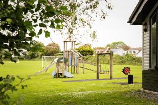 Spacious 3 Bed Cottage Near Beaches - 1