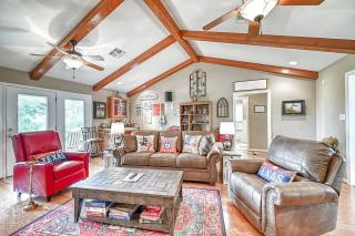 Hill Country Oasis-Deck-BBQ Grill-10 Min to Town! - 6