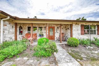 Hill Country Oasis-Deck-BBQ Grill-10 Min to Town! - 8
