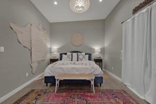 Pop 1: Hot-Tub + Close to Main St - 6