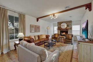 Victorian Escape-Pool & Hot Tub! - 3