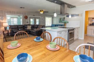 Lazy Cove Waterfront Getaway on Lake LBJ! - 4