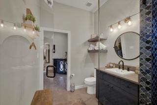 Pop 1: Hot-Tub + Close to Main St - 2