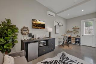 Pop 4 w/Hot-tub + Close to Main St - 6