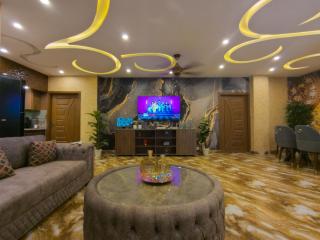 Luxury 3 Bed Apartment Parking & Gym, Near Bahria Town - 0