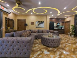 Luxury 3 Bed Apartment Parking & Gym, Near Bahria Town - 5