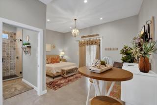 Pop-2: Hot-Tub/Close to Main St! - 2