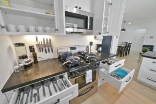 Hialeah Home Sleeps 6 Yard King Suite - 8