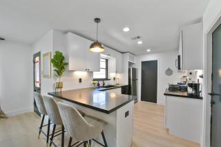 Hialeah Home Sleeps 6 Yard King Suite - 7