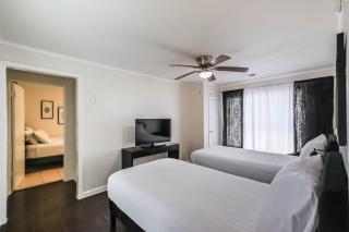 2 Homes In Houston Heights 65 Rooms Sleeps 16 - 8