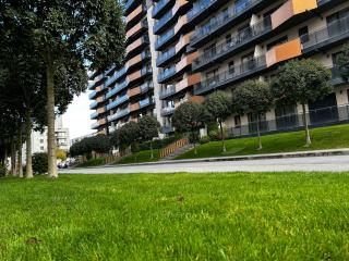 Modern 1-bed & living flat with balcony, parking - 0