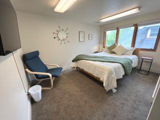 376 Eugene Guest Rooms - 9