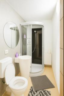 Modernes Zimmer mit eigener Küche & Bad - 3