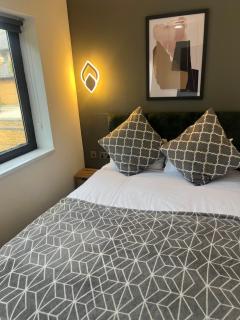 Studio Apartment - Perfect for Contractors and Short & Long Term Stays - Free WIFI - Free Parking - Extra Bed - Full Kitchen - 4