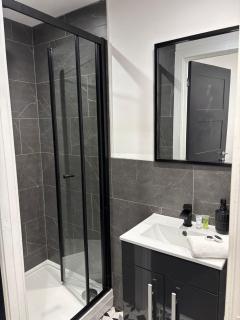 Studio Apartment - Perfect for Contractors and Short & Long Term Stays - Free WIFI - Free Parking - Extra Bed - Full Kitchen - 6