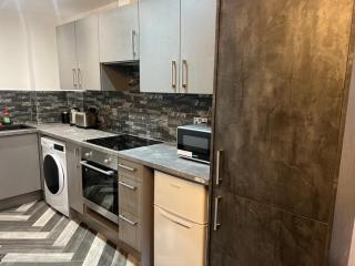 Studio Apartment - Perfect for Contractors and Short & Long Term Stays - Free WIFI - Free Parking - Extra Bed - Full Kitchen - 9