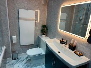 Suite 1 Private Jacuzzi Spa Hot Tub & Sauna - 1