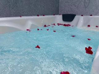 Suite 1 Private Jacuzzi Spa Hot Tub & Sauna - 6