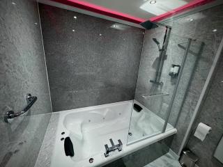Suite 1 Private Jacuzzi Spa Hot Tub & Sauna - 3