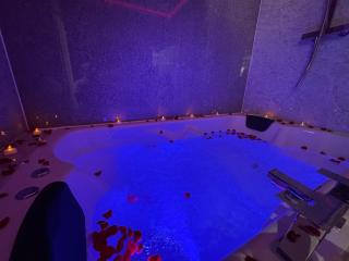Suite 1 Private Jacuzzi Spa Hot Tub & Sauna - 9