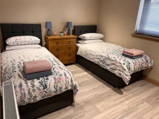 Woodlane 3bedroom7 seater hottub and a pool table - 8
