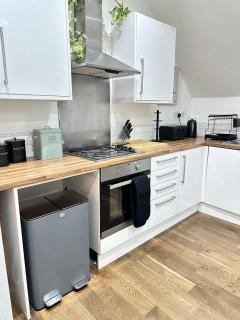 Sky High Apartment in Streatham - 8