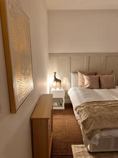 Sky High Apartment in Streatham - 7